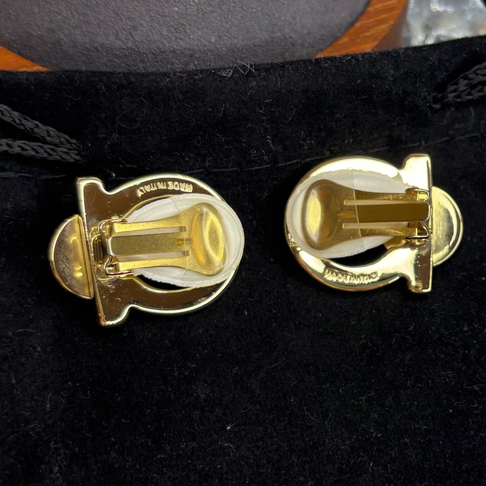 Ferragamo vintage Gancini pearl earrings with COA EUC - Picture 11 of 16